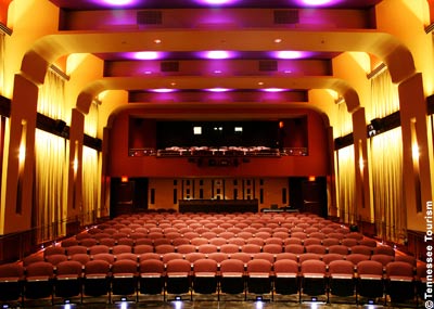 Der epochengetreu renovierte Kinosaal des Franklin Theatre, Blick von der Bühne zum Projektorraum