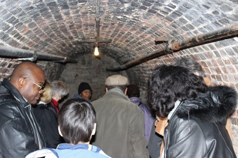 Great River Road in Illinois - Besucher in unterirdischem Fluchttunnel - Foto VisitAlton.com