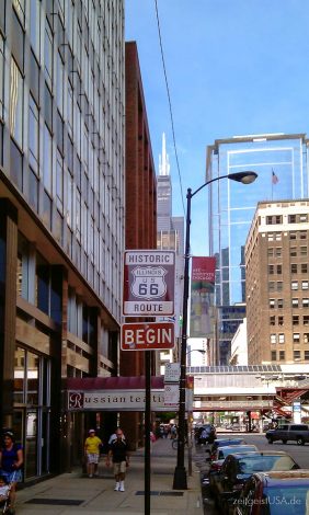 Beginn der Route 66 in Chicago -- E Adams Street