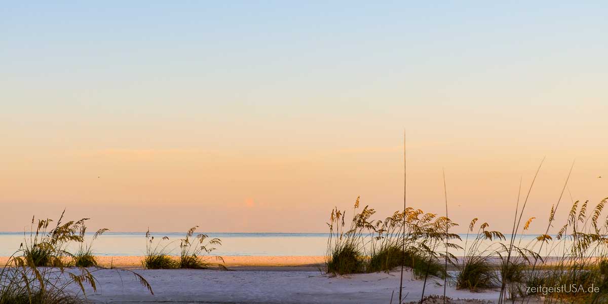 Strand und Abendstimmung auf Anna Maria Island, Florida