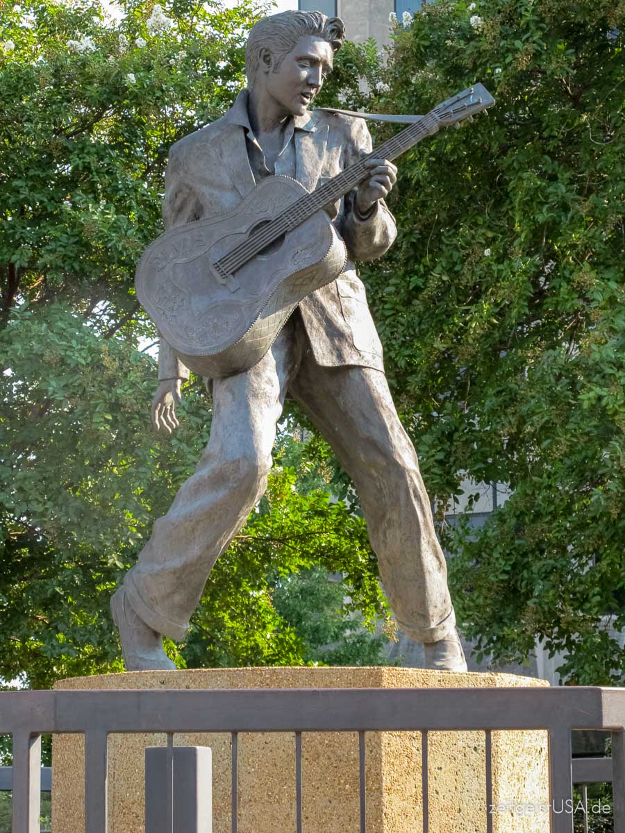 Elvis Statue in Memphis