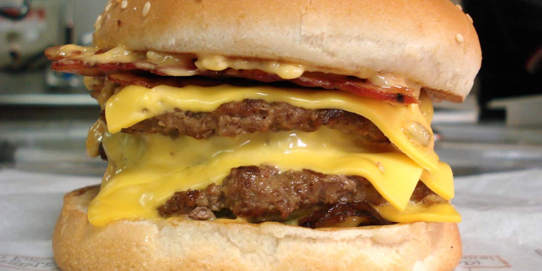 Cheeseburger (photo: Beau96080 at English Wikipedia [Public domain], via Wikimedia Commons)