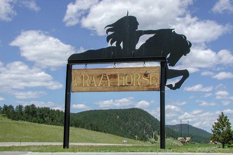 Crazy Horse Memorial — Häuptling ‚Crazy Horse‘ und sein Pferd, South Dakota, USA