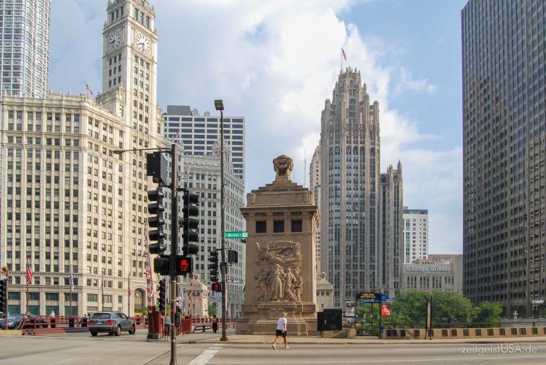 Chicago Wrigley Building (links) und Chicago Tribune Tower (mitte rechts) -- Chicago Architektur