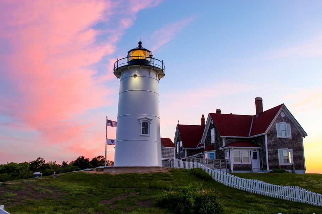 Einer der meistfotografierten Leuchttürme in Cape Cod: Nobska Lighthouse an der südwestlichen Spitze von Cape Cod in Woods Hole am Vineyard Sound. [Gregg Squeglia / CC BY-SA (https://creativecommons.org/licenses/by-sa/4.0)]