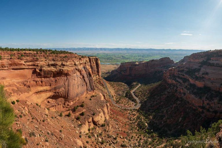 Blick auf die Zufahrt über Fruita Canyon zum Colorado National Monument, USA