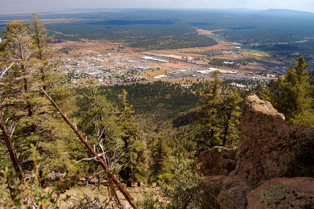 2,400 feet (730 m) über dem Trailbeginn. Mount Elden Lookout in Flagstaff, Arizona. [photo: John Vetterli, CC BY-SA 2.0 https://creativecommons.org/licenses/by-sa/2.0, via Wikimedia Commons]